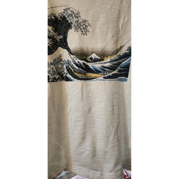 Uniqlo UT Hokusai Blue Great Wave Graphic T-Shirt Size Large Japan Art D25  Nice - Picture 6 of 7